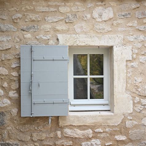 Fenêtre traditionnelle charentaise avec volets en bois