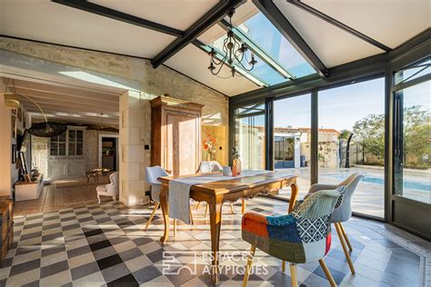 Intérieur d'une maison charentaise rénovée avec des touches modernes