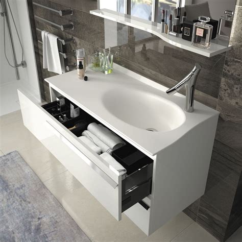 Salle de bain moderne avec vasque intégrée et plan de travail épuré