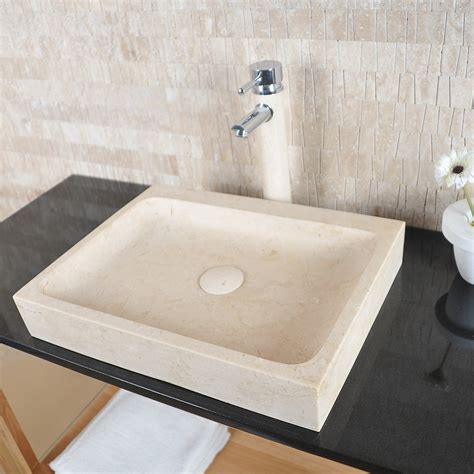 Vasque rectangulaire en pierre naturelle sombre sur un plan de travail en bois clair