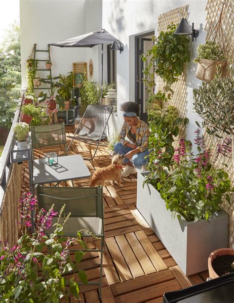 Balcon aménagé avec du linoléum imitation bois
