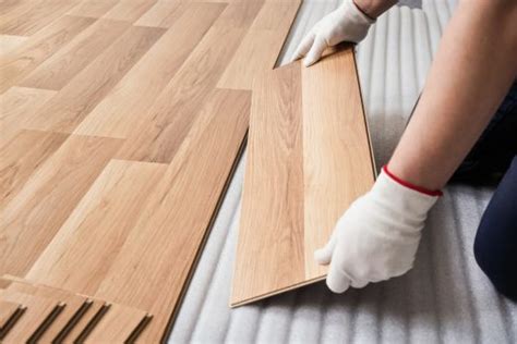 Tableau comparatif des caractéristiques du parquet stratifié, du sol vinyle et du lino