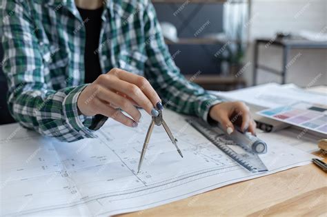 Architecte dessinant des plans de rénovation pour une maison ancienne