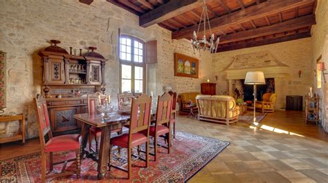 Plan d'aménagement intérieur d'une maison ancienne rénovée avec des espaces lumineux