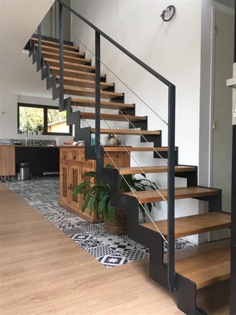 Escalier de style industriel avec bois sombre et métal noir