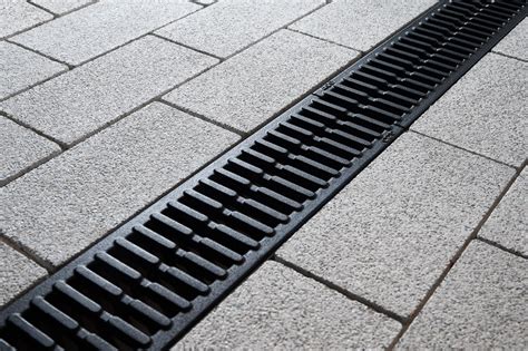 Schéma d'un caniveau extérieur avec grille en fonte