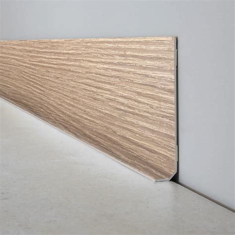 Collection de plinthes en MDF, PVC et bois brut