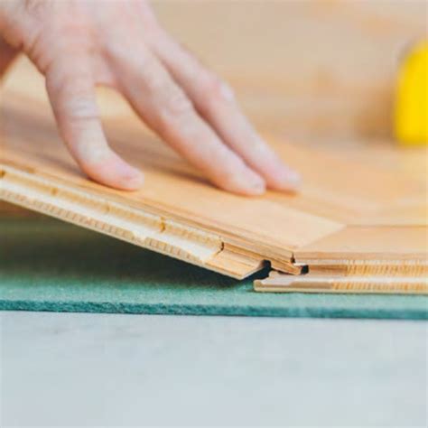 Schéma illustrant les couches d'un parquet flottant avec sous-couche