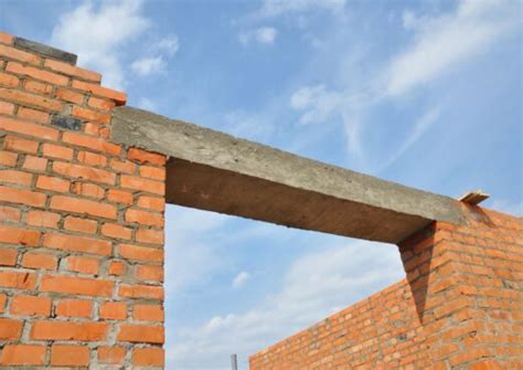 Exemple de linteau en brique posé en champ
