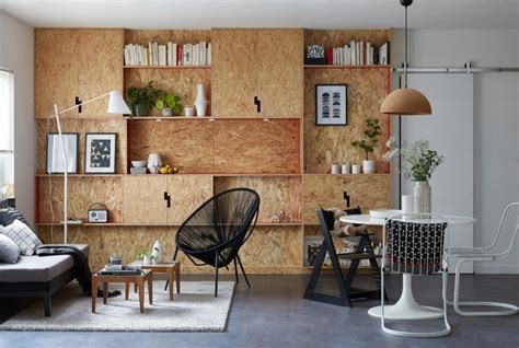 Intérieur d'appartement avec murs et mobilier en OSB