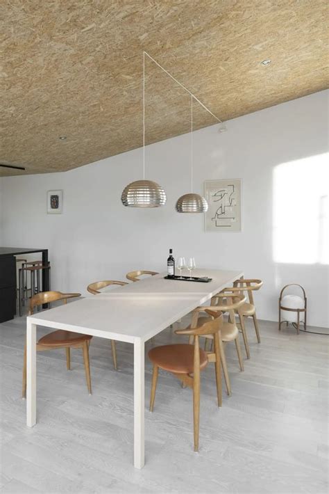 Plafond en panneaux OSB dans une maison rénovée