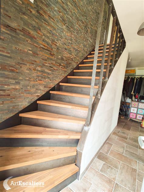 Escalier en acier brut reposant sur une cloison OSB blanchie