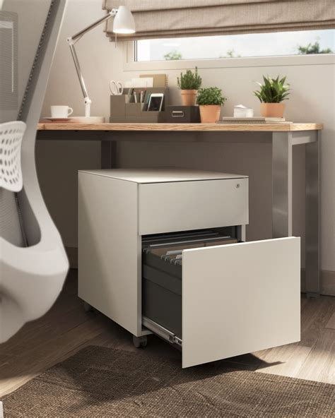 Bureau fonctionnel composé de caissons de rangement en OSB et d'un plan de travail