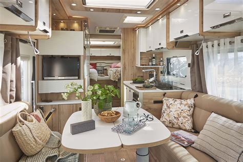 Intérieur d'un camping-car avec une cuisine compacte
