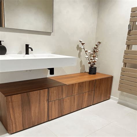 Exemple de meuble de salle de bain sur mesure intégrant la tuyauterie