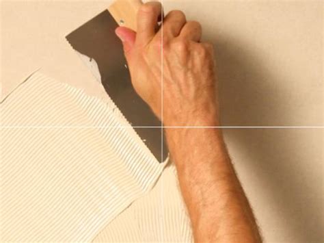 Application de la colle avec une truelle crantée