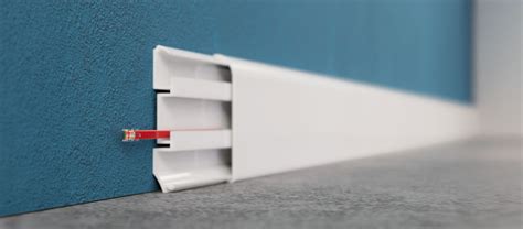 Profil d'une plinthe en aluminium épousant un angle de mur et de sol