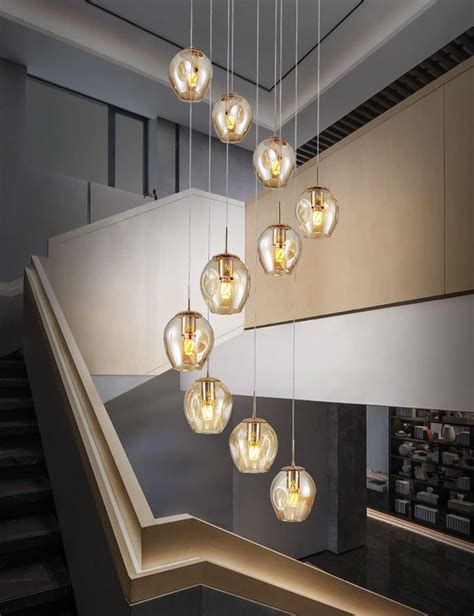 Cage d'escalier classique avec suspension à abat-jour