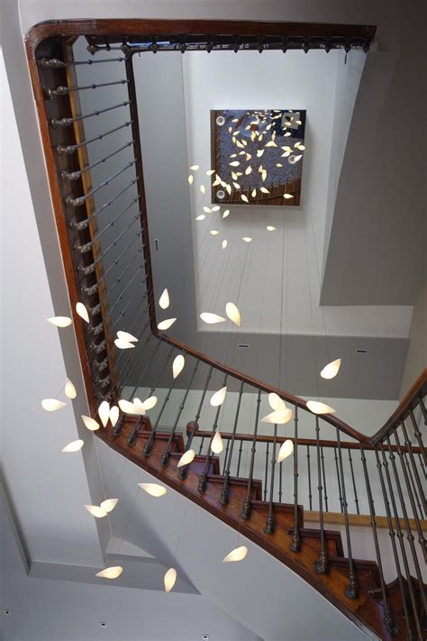 Cage d'escalier avec suspension colorée