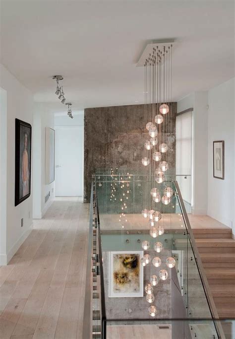 Grande suspension en cascade dans une cage d'escalier haute