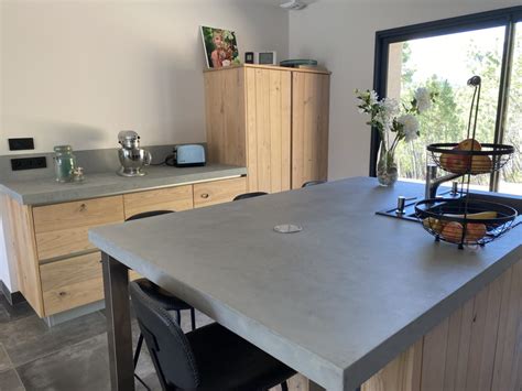 Application de béton ciré sur un plan de travail de cuisine