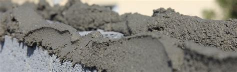 Divers types de mortiers de ciment utilisés dans la construction.