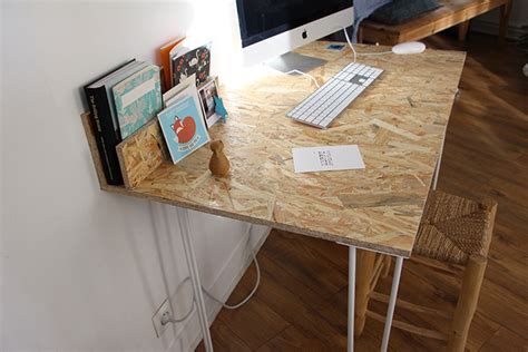 Bureau sur mesure en OSB avec pieds métalliques blancs