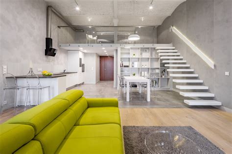 Exemples d'utilisation de l'OSB dans un loft : sol de mezzanine, mur avec pochoir Banksy, triangles décoratifs sur un bureau