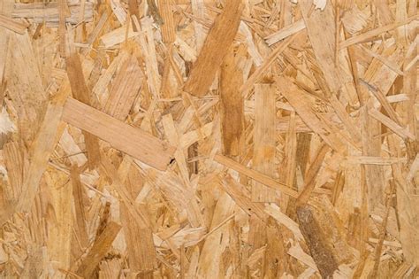 Gros plan sur la texture des copeaux de bois dans un panneau OSB