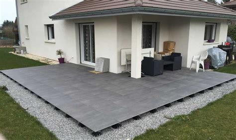 Terrasse moderne avec dalles sur plots