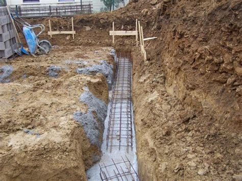 Tranchée de fondation avec ferraillage