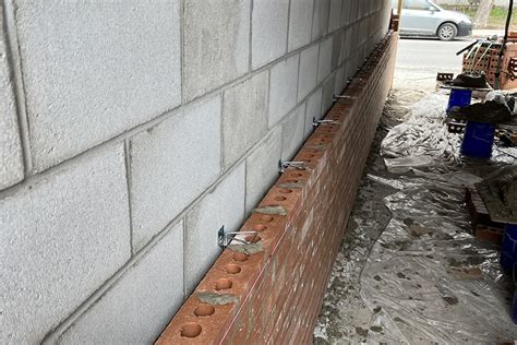 Pose de la première rangée de briques