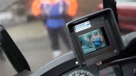 Photo d'un technicien utilisant un radar de structure sur un chantier
