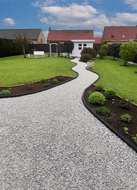 Allée de jardin aménagée avec du gravier coloré