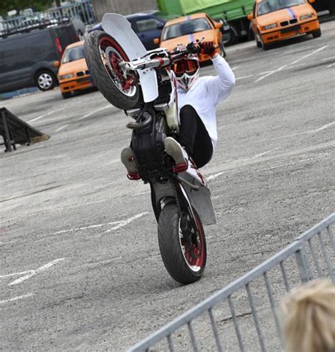 Motards effectuant des figures de wheeling en milieu urbain