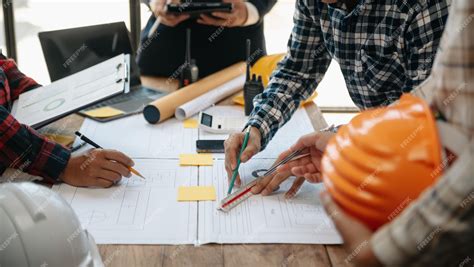 Une équipe d'installateurs travaillant sur un chantier
