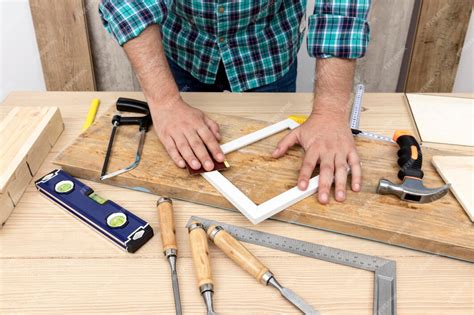 Artisan menuisier travaillant le bois dans son atelier