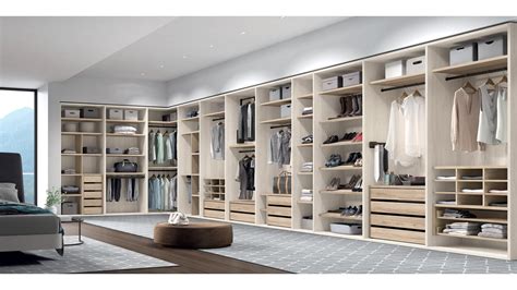 Exemple de dressing sur mesure avec différentes sections de rangement