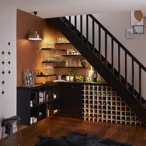 Aménagement sécurisé pour un bar sous escalier avec enfants
