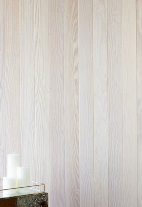 Exemple de lambris bois blanc cérusé dans un salon