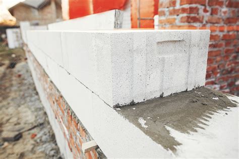 Blocs de béton cellulaire H+H empilés sur un chantier