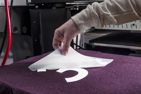 Application de flocage sur une surface encollée avec de la colle en bombe