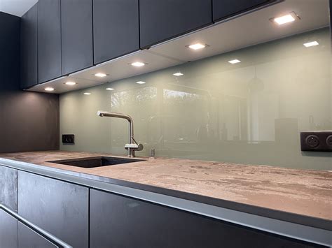 Cuisine moderne avec plaque à induction et crédence en verre