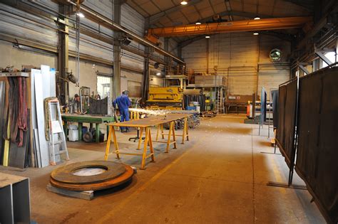 Atelier de chaudronnerie avec diverses machines