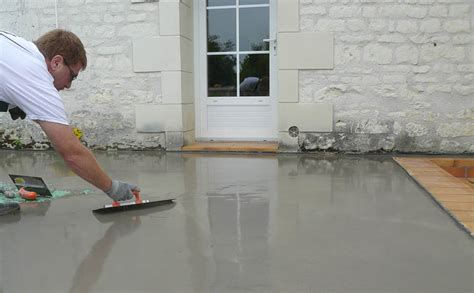 Préparation d'un sol extérieur avec un enduit de ragréage