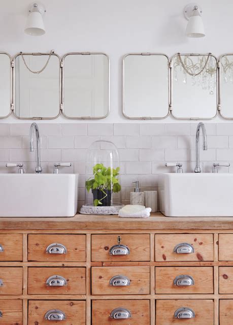 Ancien meuble de mercerie transformé en meuble lavabo double