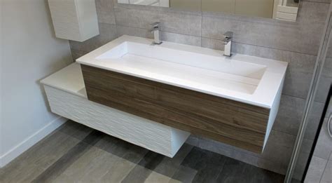 Plan vasque intégré dans un meuble coiffeuse moderne