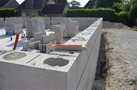 Construction d'un mur en parpaing
