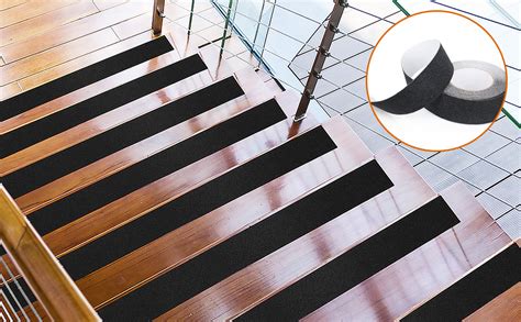 Application d'un revêtement antidérapant sur une marche d'escalier