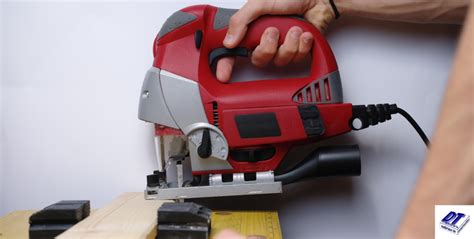 Utilisation d'une scie sauteuse pour découpes spécifiques